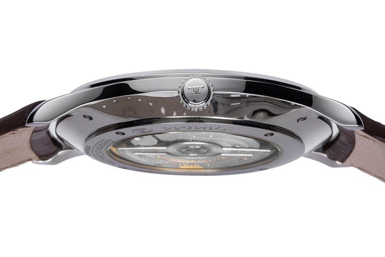 The watch measures in at a scant 8.62mm thick